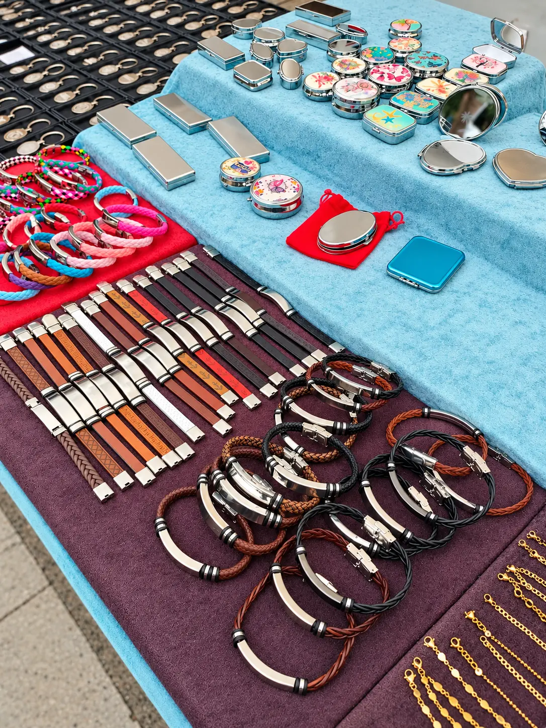 Exposición de productos y pulseras vistos en el puesto